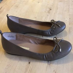 EUC Audrey Brooke “Newton” taupe leather flat